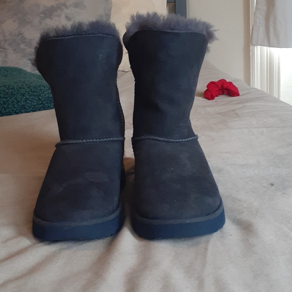 UGGS - Picture 2 of 6